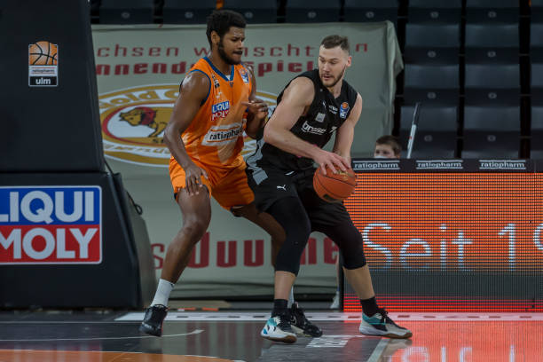 他再次用一 他再次用一